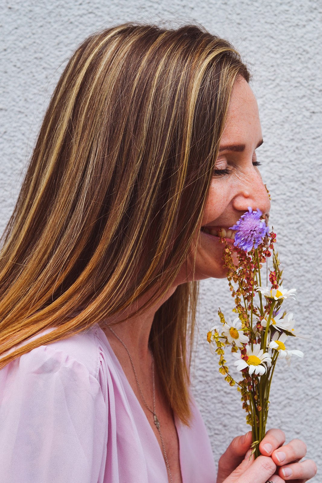 Corinna mit Blumenstrauß